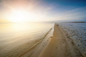 lever-de-soleil-dans-une-nature-plage-de-mer-et-de-beatifull-avec-la-fille-silence-fond-naturel-sunlight-67497193